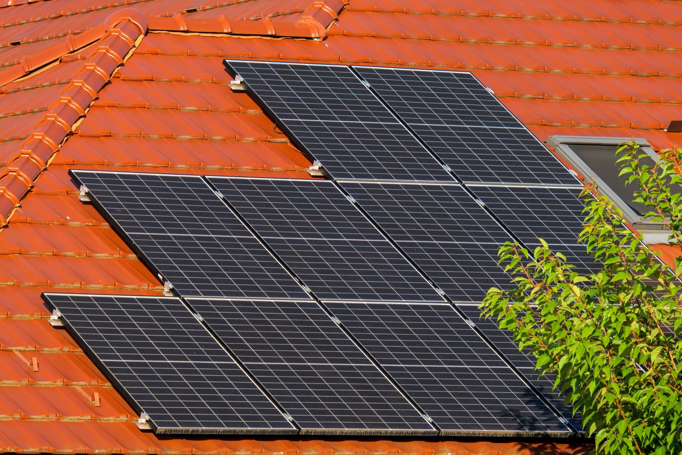 Paneles solares sobre una cubierta residencial